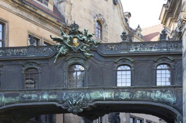 Dresden, Almanya - 23 Eylül 2020: Dekoratif bağlantı, Dresden Kalesi ve Dresden Katedrali arasında geçiş