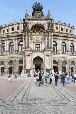 Dresden, Almanya - 23 Eylül 2020: Semperoper, ünlü opera binası. Bina tarihi kent merkezinde Elbe Nehri yakınlarındaki Tiyatro Meydanı 'nda yer almaktadır.