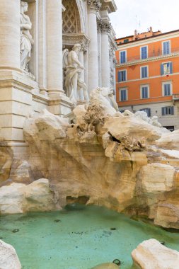 Roma, İtalya - 9 Ekim 2020: 18. yüzyıl Trevi Çeşmesi İtalyan mimar Nicola Salvi tarafından tasarlandı, dünyanın en ünlü çeşmelerinden biri.