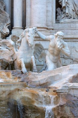 Roma, İtalya - 8 Ekim 2020: 18. yüzyıl Trevi Çeşmesi İtalyan mimar Nicola Salvi tarafından tasarlandı, dünyanın en ünlü çeşmelerinden biri. Atı olan bir Triton karakteri.