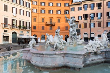 Roma, İtalya - 9 Ekim 2020: 16. yüzyıl Neptün Çeşmesi (Fontana del Nettuno) Piazza Navona 'da yer almaktadır. Bir ahtapotla savaşan Neptün heykeli