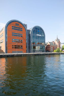 Bydgoszcz, Polonya - 26 Haziran 2020: Modern binalar, bankanın merkezi ve Brda Nehri üzerindeki tarihi Lloyd Sarayı