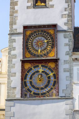 Aşağı Pazar Meydanı 'ndaki 14. yüzyıl Eski Belediye Binası' nın kulesinde iki kadranlı bir saat ve belediye binası aslanı.)