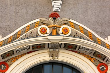 Goerlitz, Almanya - 22 Eylül 2020: Tarihi eski şehirdeki eski bir binanın cephesinde dekoratif portal