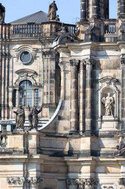 Dresden, Almanya - 23 Eylül 2020: 18. yüzyıl barok Dresden Katedrali ayrıca Kutsal Üçleme Katedrali olarak da bilinir. Tarihi şehir merkezinde Elbe Nehri kıyısında yer almaktadır.