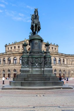 Dresden, Almanya - 23 Eylül 2020: Tarihsel şehir merkezinde Elbe Nehri yakınlarındaki Theatre Square 'de yer alan ünlü opera binası Semperoper' in önündeki Atlı Kral Jan Wettin heykeli
