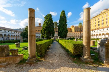 Roma, İtalya - 10 Ekim 2020: 16. yüzyıl bahçesi, Michelangelo Manastırı, 3. yüzyıl Diocletian Hamamları, Ulusal Roma Müzesi 