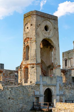 Ujazd, Polonya - 10 Temmuz 2020: 17. yüzyıl Krzyztopor kalesinin kalıntıları, İtalyan tarzı bir saray. Polonyalı bir asilzade ve Sandomierz 'li Voivode, Krzysztof Ossolinski tarafından inşa edilmiştir.