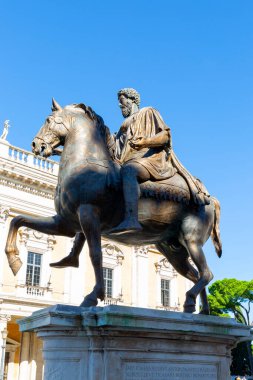 Roma, İtalya - 8 Ekim 2020: Piazza del Campidoglio 'da Capitoline Hill, Michelangelo tarafından tasarlandı, Marcus Aurelius ve Michelangelo Capitoline Steps' in binicilik heykeli