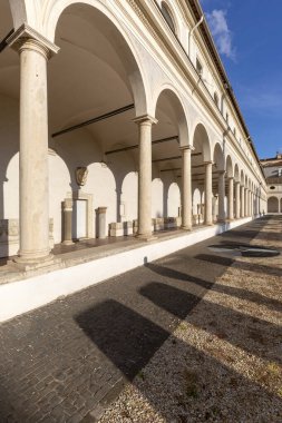 Roma, İtalya - 10 Ekim 2020: Michelangelo Manastırı 'ndaki mihraplar ve mezar heykelleri 3. yüzyıl Diocletian Hamamları, Ulusal Roma Müzesi 