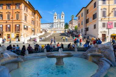 Roma, İtalya - 10 Ekim 2020: Piazza di Spagna 'daki İspanyol Merdivenleri ve Tekne Çeşmesi (Fontana della Barcaccia)