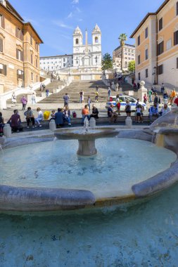Roma, İtalya - 10 Ekim 2020: Piazza di Spagna 'daki İspanyol Merdivenleri ve Tekne Çeşmesi (Fontana della Barcaccia)