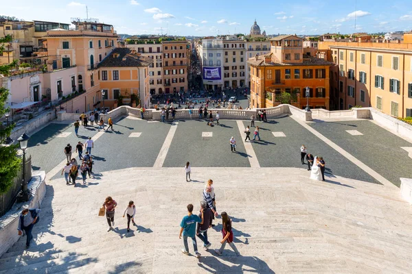 意大利罗马 2020年10月10日 从西班牙阶梯看西班牙广场 Piazza Spagna 与斯帕格纳广场 Piazza Spagna 的船坞 — 图库照片