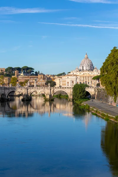 意大利罗马 2020年10月9日 横跨台伯河的爱莲桥 Ponte Sant Angelo 由罗马皇帝哈德良在2世纪建成 在背景中 梵蒂冈大教堂的圆顶 — 图库照片