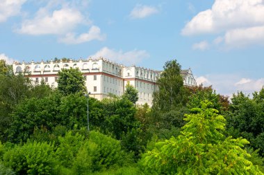 Polonya 'nın Sandomierz şehrinde bulunan Collegium Gostomianum' un 17. yüzyıla ait görgücü tarzı binasının manzarası. Polonya 'nın en eski okullarından biridir.
