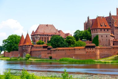 Malbork, Polonya - 25 Haziran 2020: 13. yüzyıl Malbork Kalesi, Nogat Nehri 'ndeki ortaçağ Töton kalesi. UNESCO Dünya Mirası Bölgesi, dünyanın en büyük şatosudur.