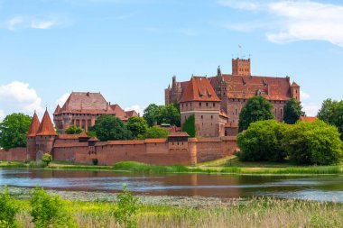 Malbork, Polonya - 25 Haziran 2020: 13. yüzyıl Malbork Kalesi, Nogat Nehri 'ndeki ortaçağ Töton kalesi. UNESCO Dünya Mirası Bölgesi, dünyanın en büyük şatosudur.