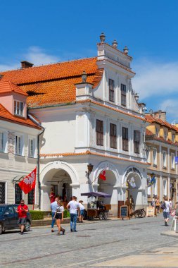 Sandomierz, Polonya - 10 Temmuz 2020: Burgher Evi, Olesnicki apartmanı, pazar meydanındaki 16. yüzyıl binası, şu anda müzenin ve Polonya Posta 'nın merkezi.