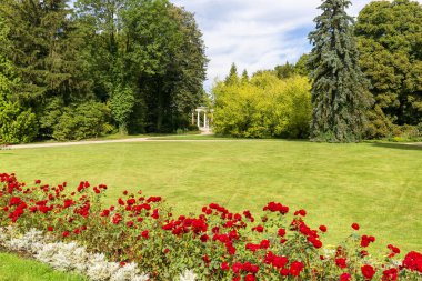 Lancut, Polonya - 26 Ağustos 2020: 16. yüzyıl Barok Kalesi 'nin bahçesinde Gloriette