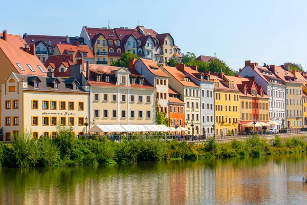 Zgorzelec Polen September 2020 Färgglada Hyreshus Vid Floden Nysa Luzycka — Stockfoto