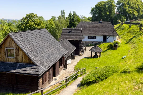 2021年6月4日 波兰多布奇采 露天木制民间建筑博物馆 毗邻多布奇采城堡的木制建筑小径 — 图库照片