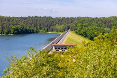 Yapay Dobczyce Gölü manzarası, Raba Nehri 'ndeki depolama deposu barajla birlikte Krakow, Dobczyce, Polonya yakınlarında.