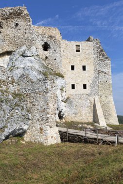 Mirow, Polonya - 16 Eylül 2020: Polonya 'nın Jurassic Highland bölgesinde bulunan Ortaçağ Gotik Mirow Şatosu