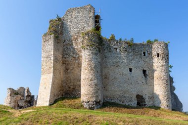 Mirow, Polonya - 16 Eylül 2020: Polonya 'nın Jurassic Highland bölgesinde bulunan Ortaçağ Gotik Mirow Şatosu