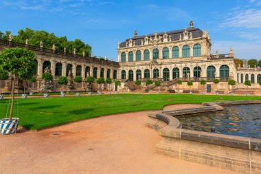 Dresden, Almanya - 23 Eylül 2020: 18. yüzyıl Barok Zwinger Sarayı, Mathematisch-Physikalischer Salon, Long Galeri ve çeşme manzaralı
