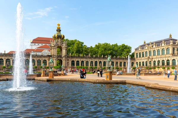 Dresden, Almanya - 23 Eylül 2020: 18. yüzyıl Barok Zwinger Sarayı, Mathematisch-Physikalischer Salon, Crown Gate ve Fountain ile Long Galeri