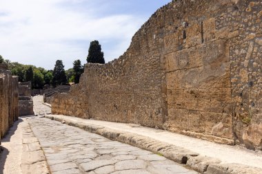 İtalya 'nın Pompeii kenti, Napoli yakınlarında MS 79' da Vesuvius volkanının patlaması sonucu yok olan antik bir şehrin kalıntıları. Şehir sokaklarından birinin manzarası