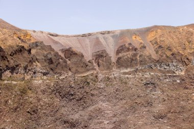 İtalya 'daki Vezüv Dağı volkan kraterinin içi. Napoli Körfezi üzerinde, Campania 'da, Napoli' ye yaklaşık 9 km uzaklıkta yer almaktadır.