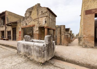 Herculaneum, Campania, İtalya - 29 Haziran 2021: Ercolano Arkeoloji Parkı yakınlarındaki M.S. 79 yılında Vesuvius volkanının patlaması sonucu yıkılan antik bir şehrin kalıntıları