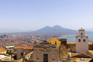 Napoli, İtalya - 27 Haziran 2021: Castel Sant 'Elmo' dan Certosa di San Martino. Arkaplanda Volkan Dağı Vezüv