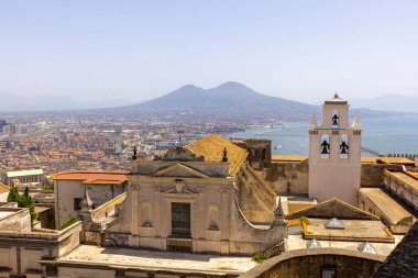 Napoli, İtalya - 27 Haziran 2021: Castel Sant 'Elmo' dan Certosa di San Martino. Arkaplanda Volkan Dağı Vezüv