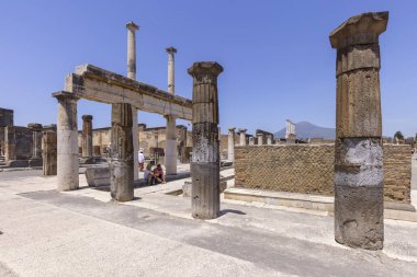 Pompeii, Napoli - 26 Haziran 2021: M.S. 79 'da Napoli yakınlarında Vesuvius volkanının patlaması sonucu yok olan antik bir şehrin kalıntıları. Forum Görünümü (Foro Civile de Pompei)