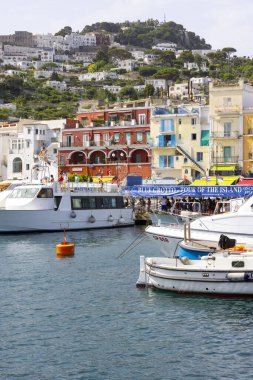 Capri Adası, İtalya - 28 Haziran 2021: Marina Grande, Capri şehri açıklarındaki ana turizm limanı