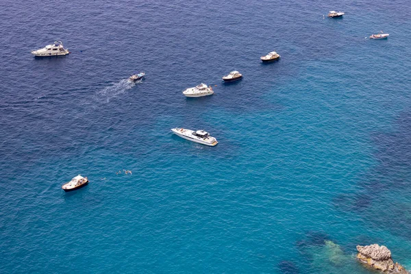 カプリ島 イタリア 2021年7月28日 近くのティレニア海の岩の海岸線の空中ビューマリーナ ピッコラ セーリング観光船の多く — ストック写真