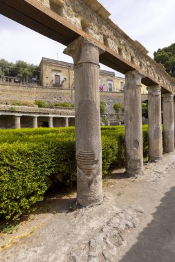 Herculaneum, Campania, İtalya - 29 Haziran 2021: Ercolano Arkeoloji Parkı yakınlarındaki M.S. 79 yılında Vesuvius volkanının patlaması sonucu yıkılan antik bir şehrin kalıntıları
