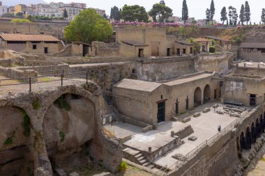 Herculaneum, Campania, İtalya - 29 Haziran 2021: Ercolano Arkeoloji Parkı yakınlarındaki M.S. 79 yılında Vesuvius volkanının patlaması sonucu yıkılan antik bir şehrin kalıntıları