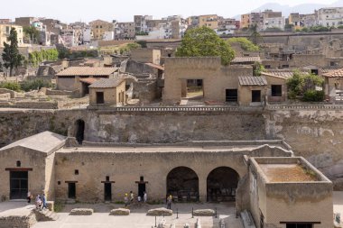 Herculaneum, Campania, İtalya - 29 Haziran 2021: Ercolano Arkeoloji Parkı yakınlarındaki M.S. 79 yılında Vesuvius volkanının patlaması sonucu yıkılan antik bir şehrin kalıntıları