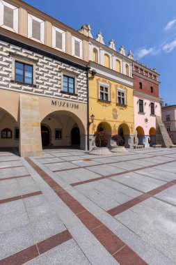 Tarnow, Polonya - 24 Temmuz 2021 Rönesans dönemi şehir meydanı, renkli konutlar. Piyasa 14. yüzyılda şehrin konumu sırasında kuruldu.