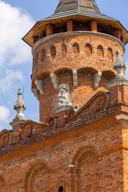 Tarnow, Polonya 'daki belediye binasında kırmızı tuğlalı bir kasaba meydanı. Piyasa 14. yüzyılda şehrin konumu sırasında kuruldu.