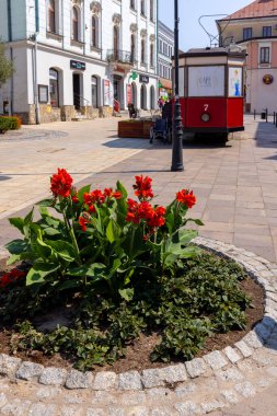 Tarnow, Polonya - 24 Temmuz 2021: Eski kırmızı tramvayın bir kopyası, Krakowska Caddesi üzerinde duran bir araba, şimdi küçük bir kafe.