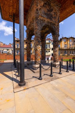 Tarnow, Polonya - 24 Temmuz 2021: Sinagog Bima, Tevrat 'ın okunduğu ve duaların edildiği yüksek platform. 17. yüzyıl Eski Sinagog 'unun korunmuş tek unsurudur. 