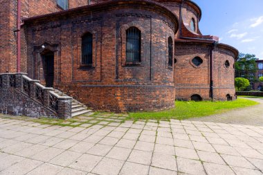Polonya 'nın Katowice eyaletinin Nikiszowiec kentinde bulunan tarihi maden yerleşimindeki St. Anna neo-barok kilisesi. Kırmızı tuğlalı bina Wyzwolenia Meydanı 'nda yer almaktadır.)