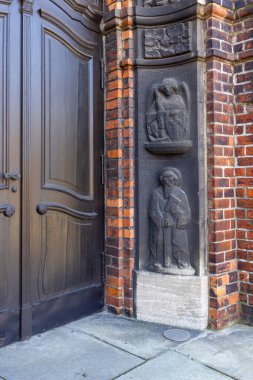 Polonya 'nın Katowice eyaletinin Nikiszowiec kentinde bulunan tarihi maden yerleşimindeki St. Anna neo-barok kilisesi. Kırmızı tuğlalı bina Wyzwolenia Meydanı 'nda yer almaktadır.)