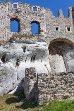 Ortaçağ kalesi, Ogrodzieniec Kalesi, Podzamcze, Polonya. Şato 14. yüzyılda inşa edilen 515.5 metre yüksekliğindeki Castle Dağı 'nda yer almaktadır.