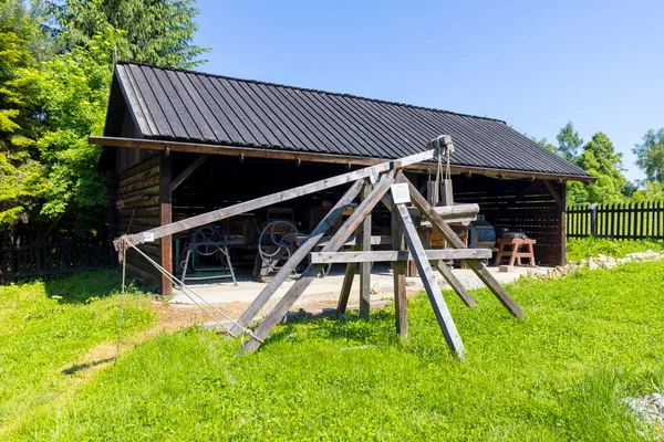 2021年6月4日 波兰多布奇采 一种弹弓 中世纪武器 位于多布奇采城堡旁边的木制建筑小径 露天木结构博物馆 — 图库照片