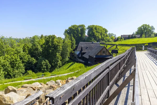 Dobczyce, Polonya - 4 Haziran 2021: Ahşap halk mimarisinin açık hava müzesi, Dobczyce Kalesi 'nin yanındaki ahşap mimari patika